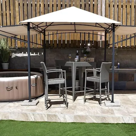 Luxury Flat With Heated Pool & Jacuzzi