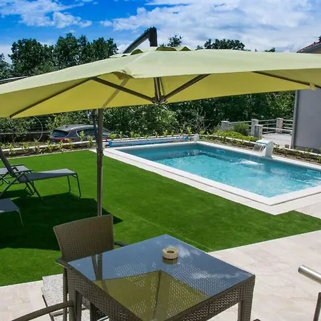 Luxury Flat With Heated Pool & Jacuzzi