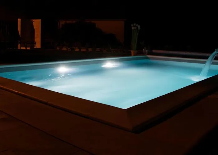 Luxury Flat With Heated Pool & Jacuzzi דירה