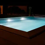 Luxury Flat With Heated Pool & Jacuzzi Apartman