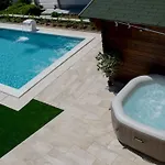 Apartman Luxury Flat With Heated Pool & Jacuzzi Rijeka
