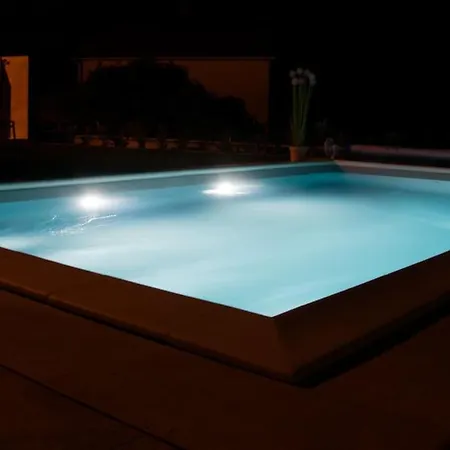 Luxury Flat With Heated Pool & Jacuzzi Apartament