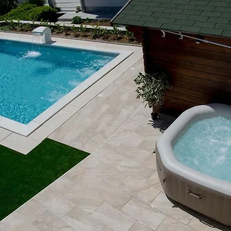 公寓 Luxury Flat With Heated Pool & Jacuzzi 里耶卡