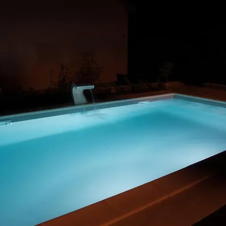 Luxury Flat With Heated Pool & Jacuzzi Apartament Rijeka