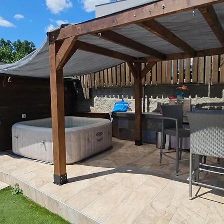 Luxury Flat With Heated Pool & Jacuzzi