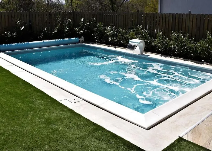 Luxury Flat With Heated Pool & Jacuzzi Апартаменты *