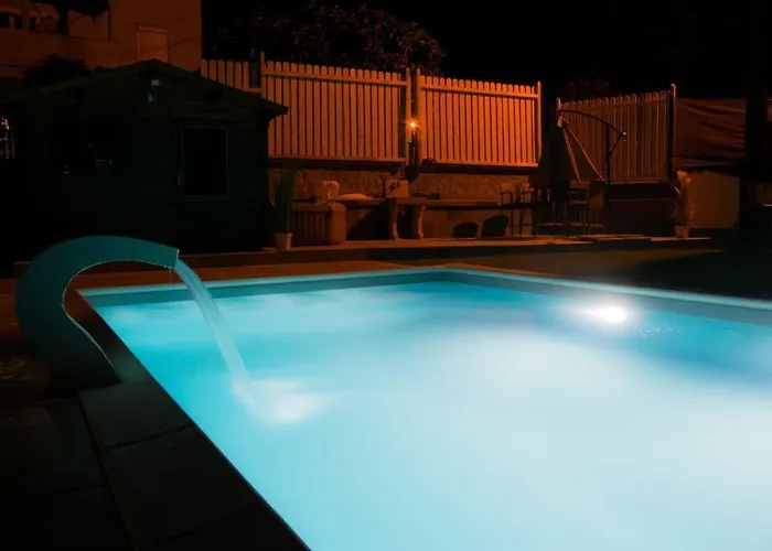 Апартаменты Luxury Flat With Heated Pool & Jacuzzi